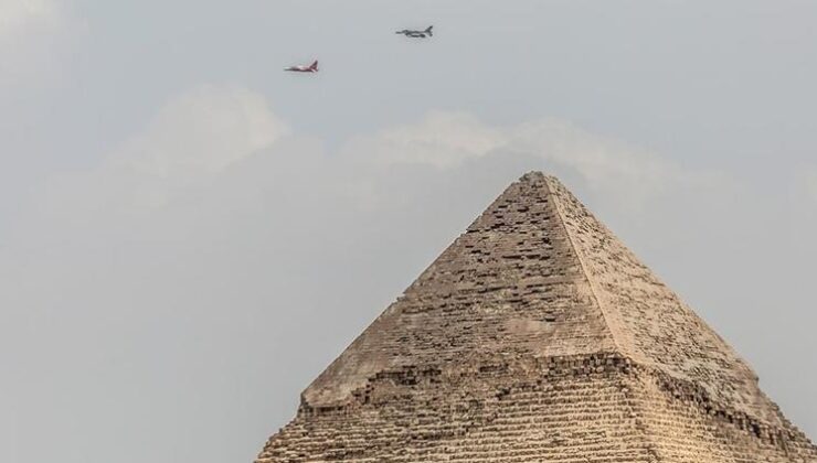 HÜRJET, Mısır piramitleri üzerinde gösteri uçuşu yaptı