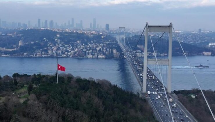 Milli yas ilanının ardından Türkiye’de bayraklar yarıya indirildi