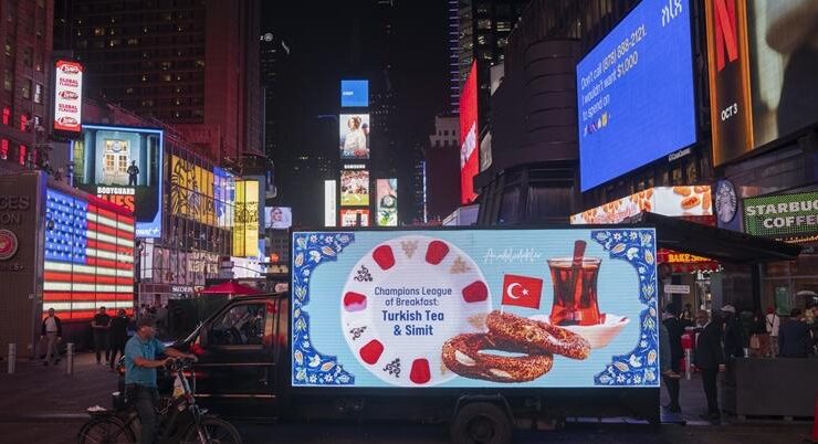 Türk simidi ve çayı, “Anadoludakiler” projesiyle Times Meydanı’na taşındı