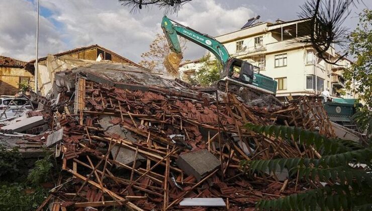 Balıkesir Sındırgı merkezli depremde yıkılan binaların enkazı kaldırılıyor