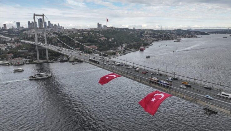 İstanbul Boğazı’ndaki köprülere Türk bayrakları asıldı