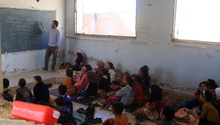 Suriye’nin İdlib ilinde öğrenciler soğuk sınıflarda yere oturarak eğitim görüyor