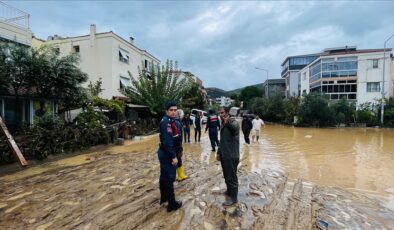 İzmir’in Foça ilçesinde sağanak hayatı olumsuz etkiledi