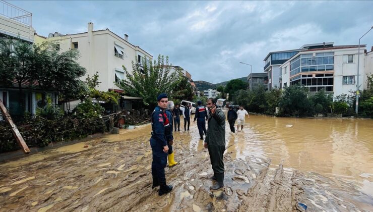 İzmir’in Foça ilçesinde sağanak hayatı olumsuz etkiledi