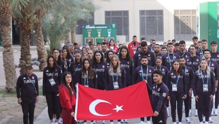 6. İslami Dayanışma Oyunları’nda mücadele eden milli sporculardan Atatürk’e saygı duruşu