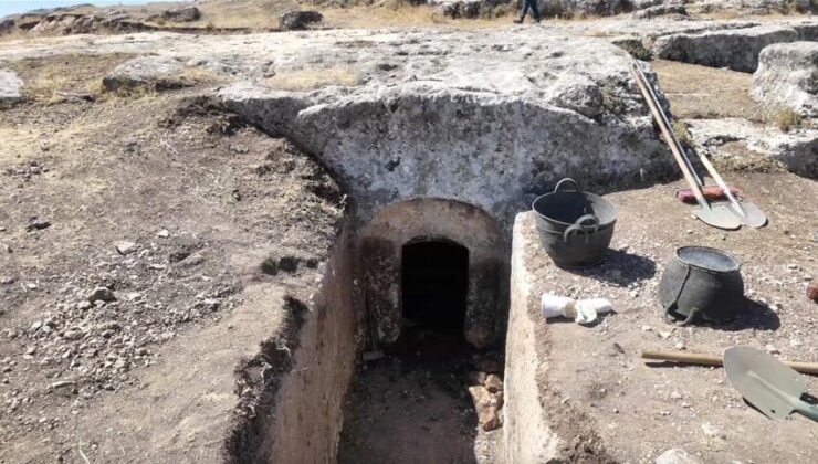 Adıyaman’daki Tharsa Antik Kenti’nde 1800 yıllık oda mezarı bulundu