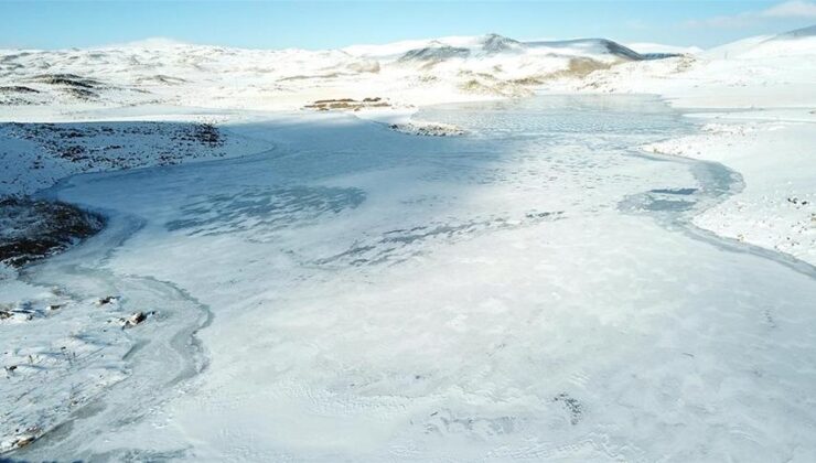 Ağrı’daki Derecek Barajı buzla kaplandı