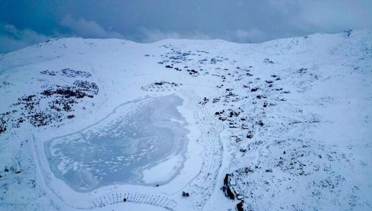 Bayburt’taki Aydıntepe Göleti’nin yüzeyi buz tuttu