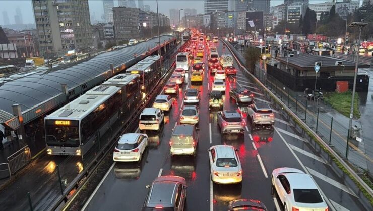İstanbul’da haftanın ilk iş gününde trafik yoğunluğu yüzde 81’e çıktı