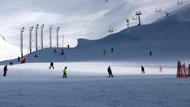 Kayak merkezlerinde en fazla kar kalınlığı 55 santimetreyle Palandöken’de ölçüldü