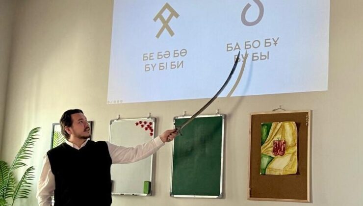 Kadim Göktürk alfabesi Kazakistan’da genç sanatçının atölyesinde yeniden hayat buluyor