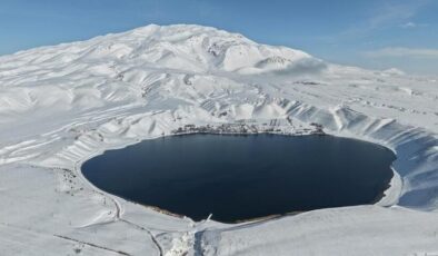 Karla kaplı Süphan Dağı ve Aygır Gölü’nün çevresi dronla görüntülendi