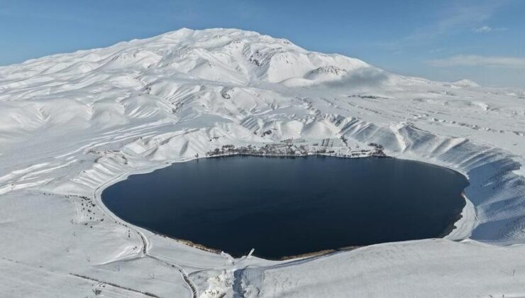 Karla kaplı Süphan Dağı ve Aygır Gölü’nün çevresi dronla görüntülendi