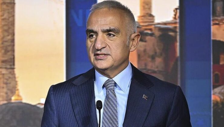 Bakan Ersoy: Öğrenciler, kütüphaneden hem kitaplarını aldılar hem ilahilerini söylediler