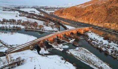 Erzurum’da çevresi karla kaplanan 728 yıllık tarihi köprü güzel görüntü oluşturdu