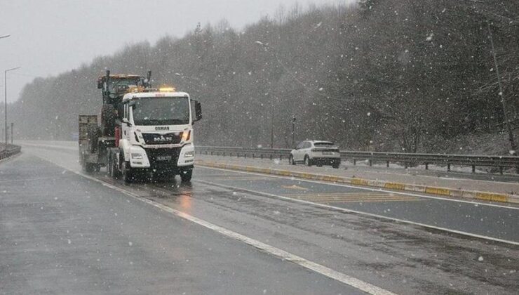D-100 kara yolunun Bolu Dağı geçişinde kar etkili oluyor