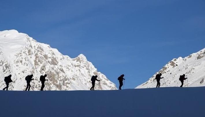 Tunceli’de kış tırmanışı yapan dağcılar 3 metrelik karda zorlu yolculuğa çıkıyor