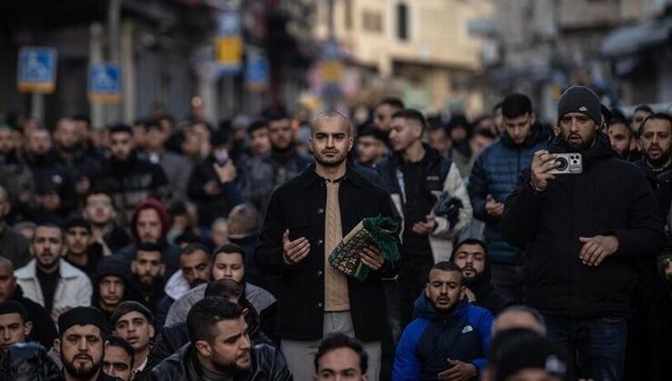 Filistinliler, bayram namazını İsrail’in kısıtlamaları nedeniyle kapatılan Mescid-i Aksa çevresinde kıldı
