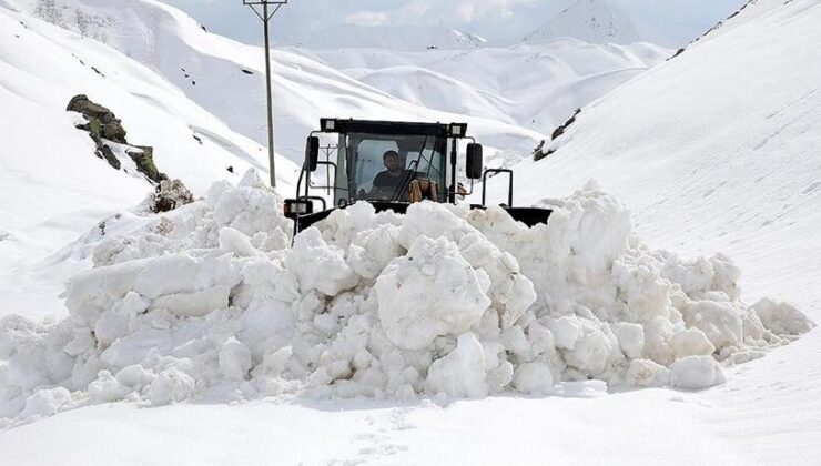 “Kar kaplanları” ilkbaharda metrelerce karla mücadele ediyor