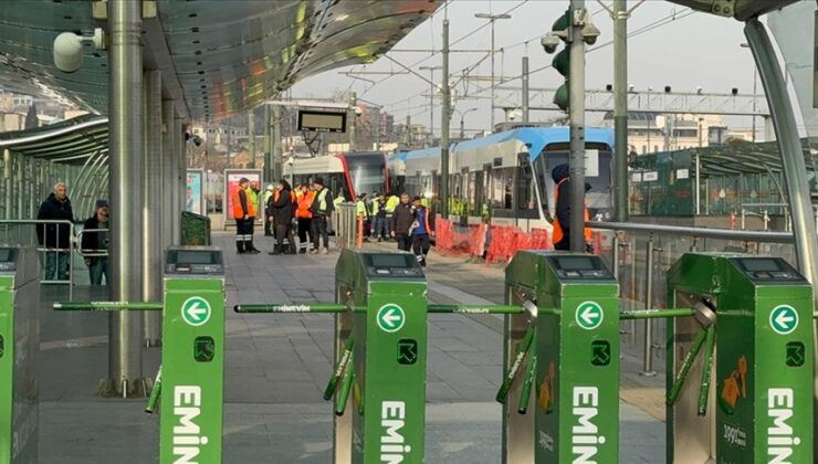 Fatih’te raydan çıkan tramvay karşı yönden gelen tramvaya çarptı
