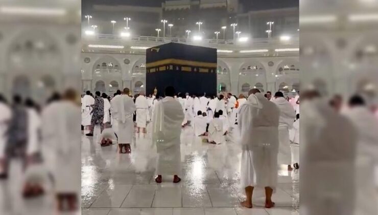 Ramazanın son günü Kabe’de yağmur altında dua ediliyor