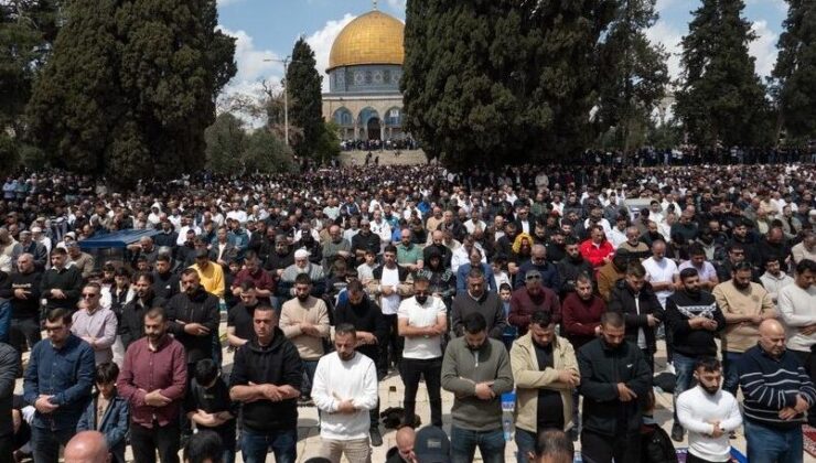 İsrail’in 41 gün kapalı tuttuğu Mescid-i Aksa’da on binlerce Müslüman cuma namazında saf tuttu