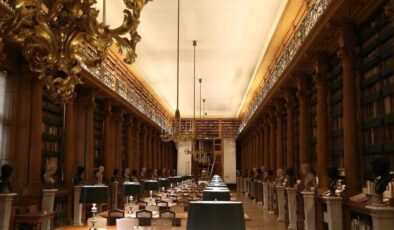 Fransa’da 17. yüzyıldan bu yana halka açık olan Mazarine Kütüphanesi 600 bin esere ev sahipliği yapıyor