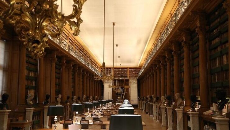 Fransa’da 17. yüzyıldan bu yana halka açık olan Mazarine Kütüphanesi 600 bin esere ev sahipliği yapıyor