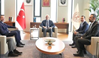 Kültür ve Turizm Bakanı Ersoy, oyuncu Görkem Sevindik ile bir araya geldi