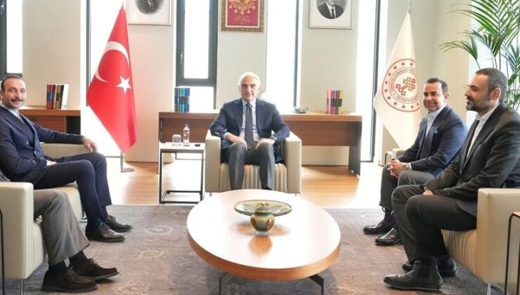 Kültür ve Turizm Bakanı Ersoy, oyuncu Görkem Sevindik ile bir araya geldi