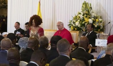 Papa 14. Leo, Kamerun Cumhurbaşkanı Biya ile bir araya geldi