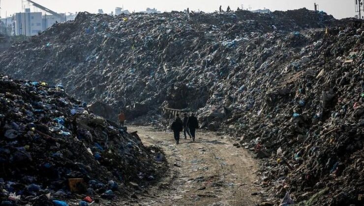 Gazze’de çöpler arasında kötü koku soluyarak yaşayan Filistinliler için “savaş” sürüyor