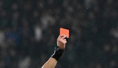 Derbide kartlar havada uçuşuyor