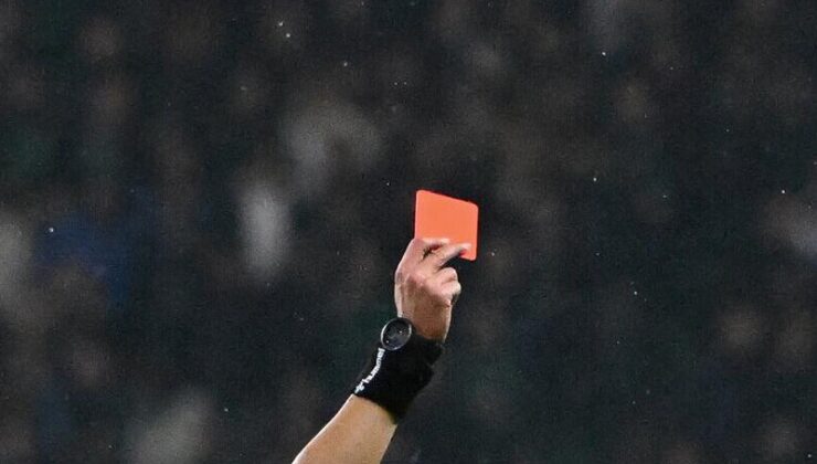 Derbide kartlar havada uçuşuyor