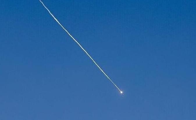 İran’a ait füzenin 2 başlığı, İsrail Savunma Bakanlığı kompleksinin yanına düştü