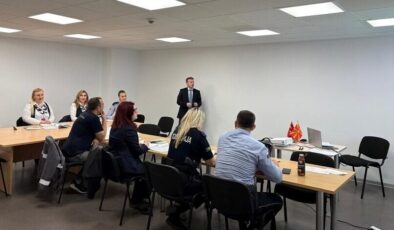 Üsküp Yunus Emre Enstitüsü, havalimanı personeli ile gümrük memurlarına Türkçe öğretiyor