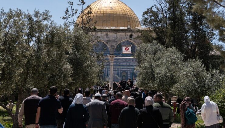 İsrail’in kısıtlamalarına rağmen Filistinliler, savaş bahanesiyle 5 haftadır kapalı olan Aksa’ya akın etti