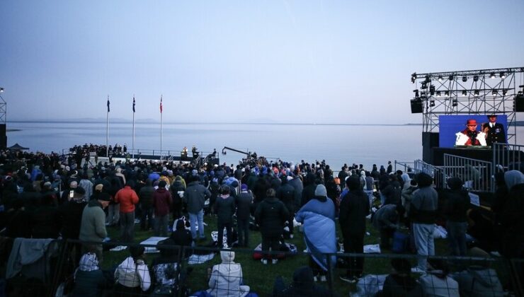 Anzak Koyu’nda geleneksel “Şafak Ayini” yapıldı