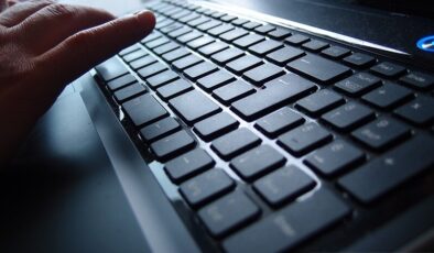 İzmir’de eğitim kurumlarını hedef alan paylaşımlara ilişkin 30 kişi yakalandı