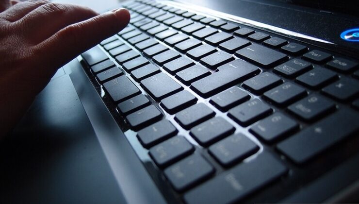 İzmir’de eğitim kurumlarını hedef alan paylaşımlara ilişkin 30 kişi yakalandı