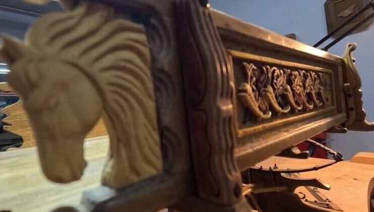 Osmanlı döneminin yaylı at arabası talikanın minyatürü, naht ve tezhip motifleriyle süslendi