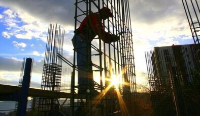 Güven endeksi nisanda hizmet ve perakende ticaret sektörlerinde azaldı, inşaat sektöründe arttı