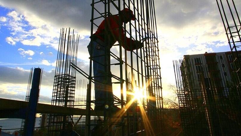 Güven endeksi nisanda hizmet ve perakende ticaret sektörlerinde azaldı, inşaat sektöründe arttı