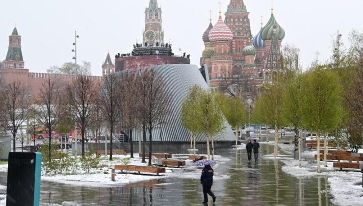 Moskova bölgesinde kar yağışı hayatı olumsuz etkiledi