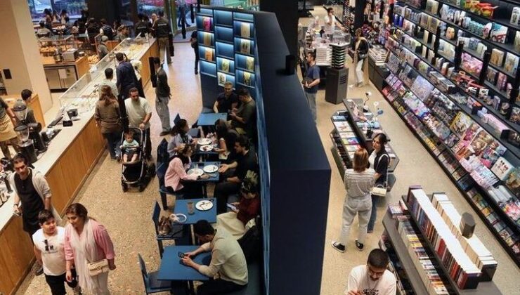 Tahran’daki “Kafe-Kitap”, 6 bin kitap arasında özgün konseptiyle farklı bir deneyim sunuyor