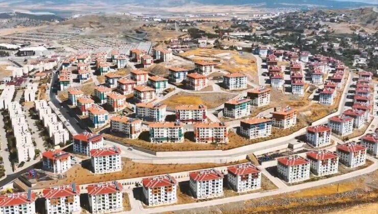 Bakan Kurum, depremzede ailenin yeni evlerindeki bayram sevincini paylaştı