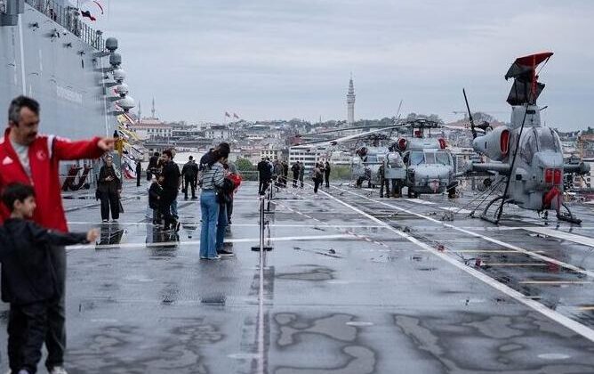 SAHA 2026 kapsamında ziyarete açılan TCG Anadolu’ya vatandaşlardan yoğun ilgi