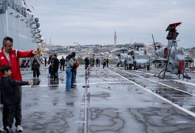 SAHA 2026 kapsamında ziyarete açılan TCG Anadolu’ya vatandaşlardan yoğun ilgi
