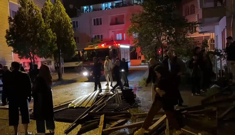 Bartın’da şiddetli fırtına nedeniyle çatı uçtu, 6 araç hasar gördü