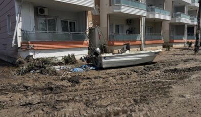 Hatay’da sağanaktan etkilenen alanlarda temizlik çalışması başlatıldı